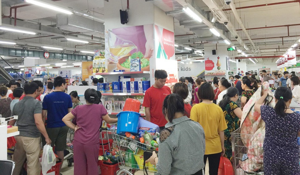 Vỡ trận bán tháo: Dân đổ xô tranh nhau vét sạch kệ siêu thị - 11 Vỡ trận bán tháo: Dân đổ xô tranh nhau vét sạch kệ siêu thị - 11