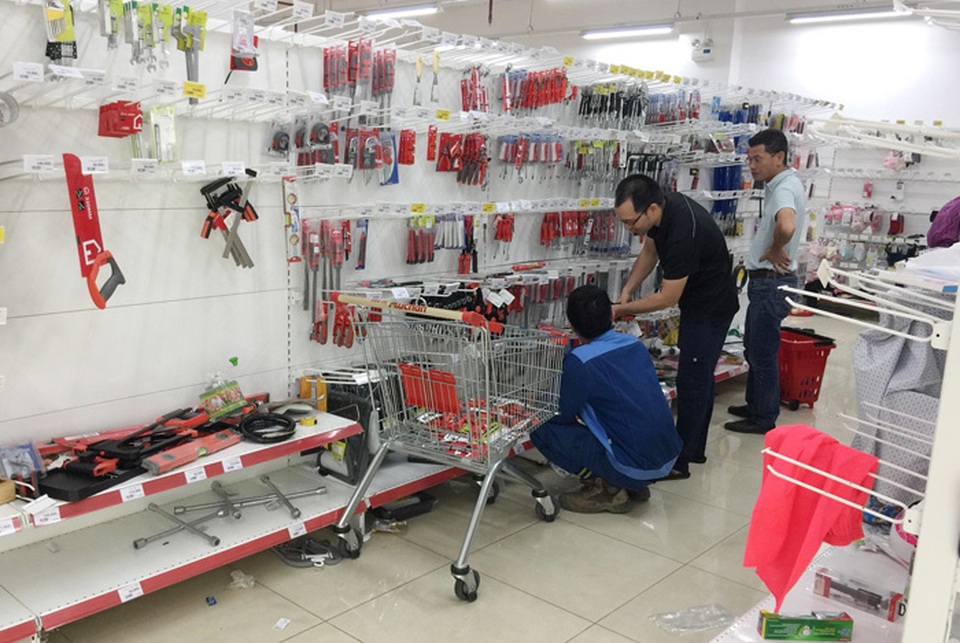 Vỡ trận bán tháo: Dân đổ xô tranh nhau vét sạch kệ siêu thị - 3 Vỡ trận bán tháo: Dân đổ xô tranh nhau vét sạch kệ siêu thị - 3