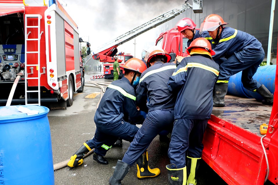 Hiện trường rực lửa vụ cháy kinh hoàng trong KCN Việt Hương - 8 Hiện trường rực lửa vụ cháy kinh hoàng trong KCN Việt Hương - 8