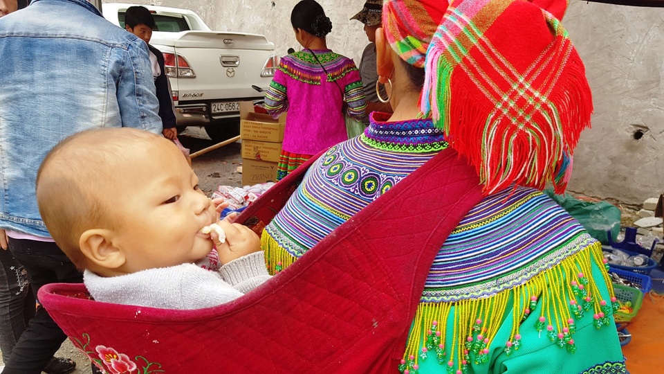 Những em bé đi chợ trên… lưng mẹ ở Bắc Hà! - 9 Những em bé đi chợ trên… lưng mẹ ở Bắc Hà! - 9