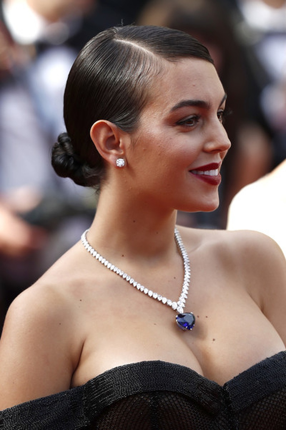 Bồ Ronaldo khoe ngực nảy nở tại LHP Cannes - 1