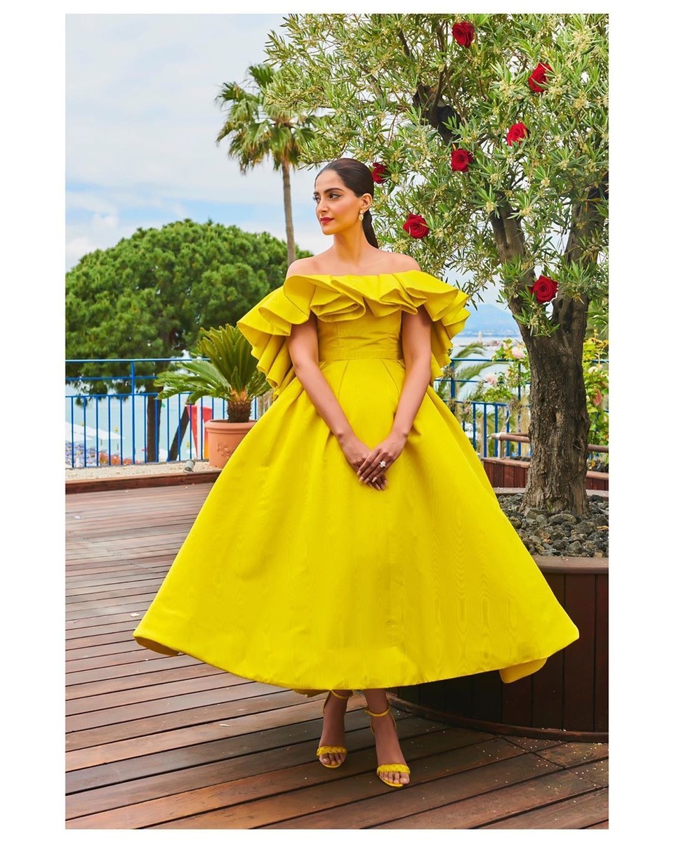 Sao Ấn Độ Sonam Kapoor lấp ló ngực đầy - 8 Sao Ấn Độ Sonam Kapoor lấp ló ngực đầy - 8