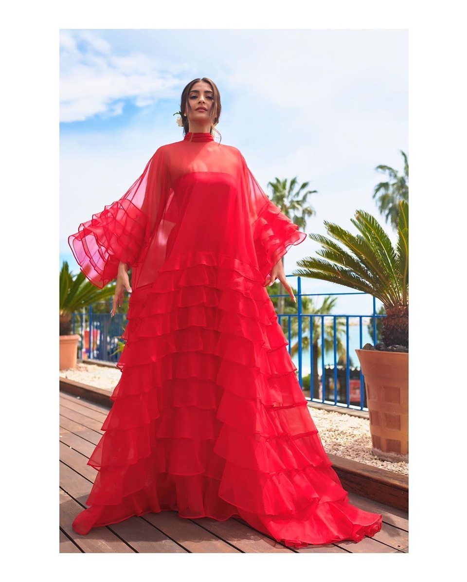 Sao Ấn Độ Sonam Kapoor lấp ló ngực đầy - 11 Sao Ấn Độ Sonam Kapoor lấp ló ngực đầy - 11