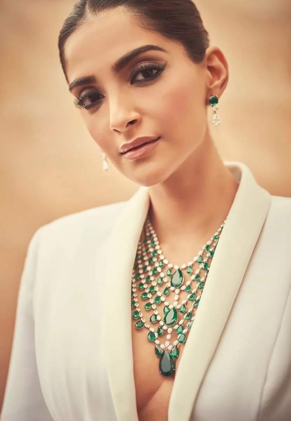 Sao Ấn Độ Sonam Kapoor lấp ló ngực đầy - 6 Sao Ấn Độ Sonam Kapoor lấp ló ngực đầy - 6