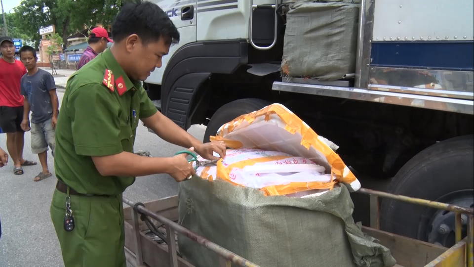 Phát hiện hàng trăm kg nội tạng và thịt lợn không rõ nguồn gốc trên xe khách - 6 Phát hiện hàng trăm kg nội tạng và thịt lợn không rõ nguồn gốc trên xe khách - 6