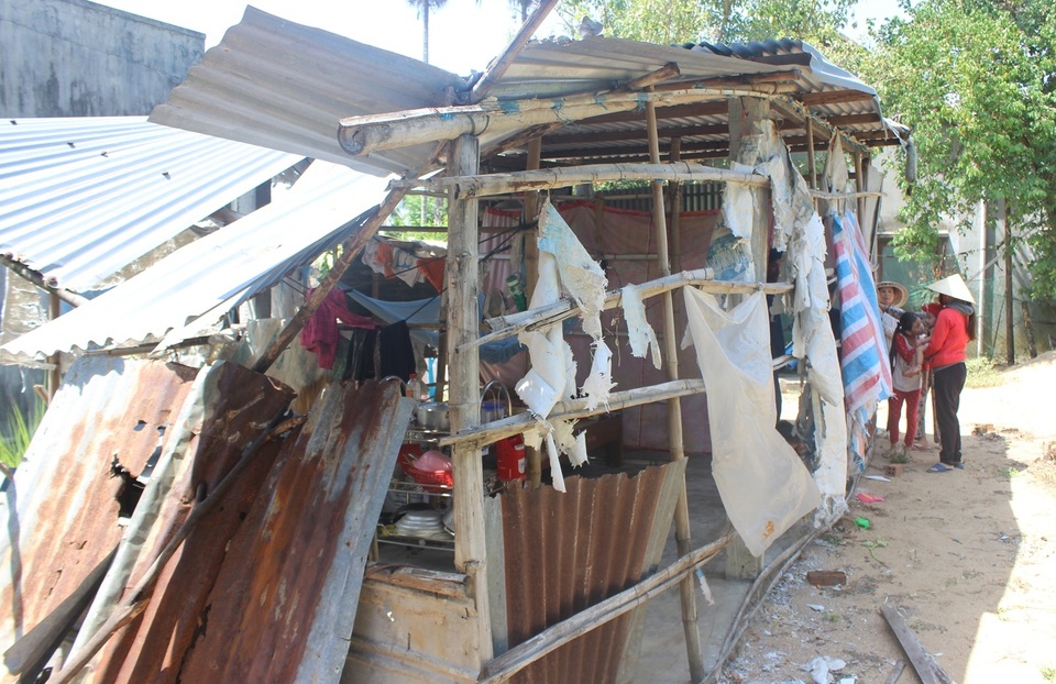 Vợ bỏ đi, người cha mắc bệnh lao nuôi 3 con thơ dại trong nhà tạm rách nát - 4 Vợ bỏ đi, người cha mắc bệnh lao nuôi 3 con thơ dại trong nhà tạm rách nát - 4