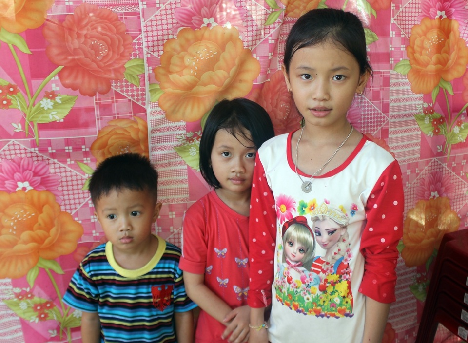 Vợ bỏ đi, người cha mắc bệnh lao nuôi 3 con thơ dại trong nhà tạm rách nát - 5 Vợ bỏ đi, người cha mắc bệnh lao nuôi 3 con thơ dại trong nhà tạm rách nát - 5