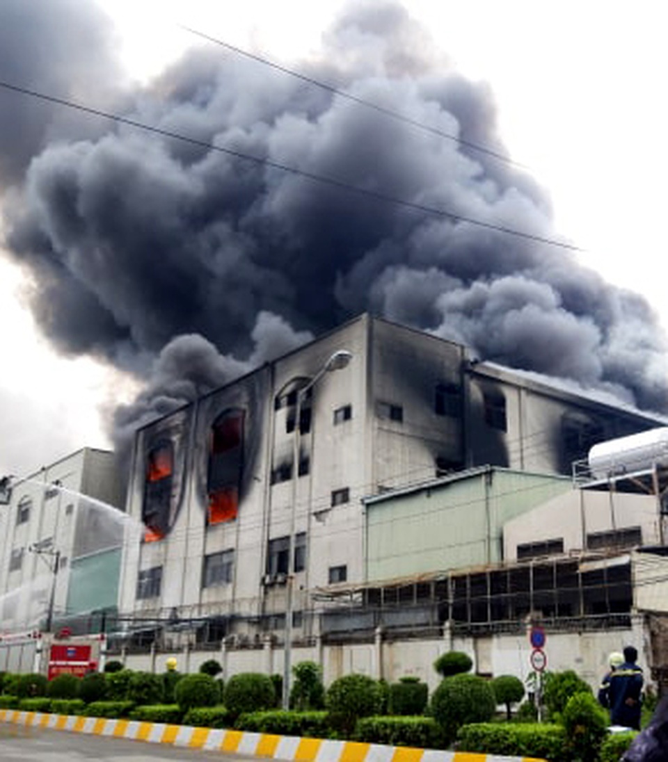 Hiện trường rực lửa vụ cháy kinh hoàng trong KCN Việt Hương - 12 Hiện trường rực lửa vụ cháy kinh hoàng trong KCN Việt Hương - 12