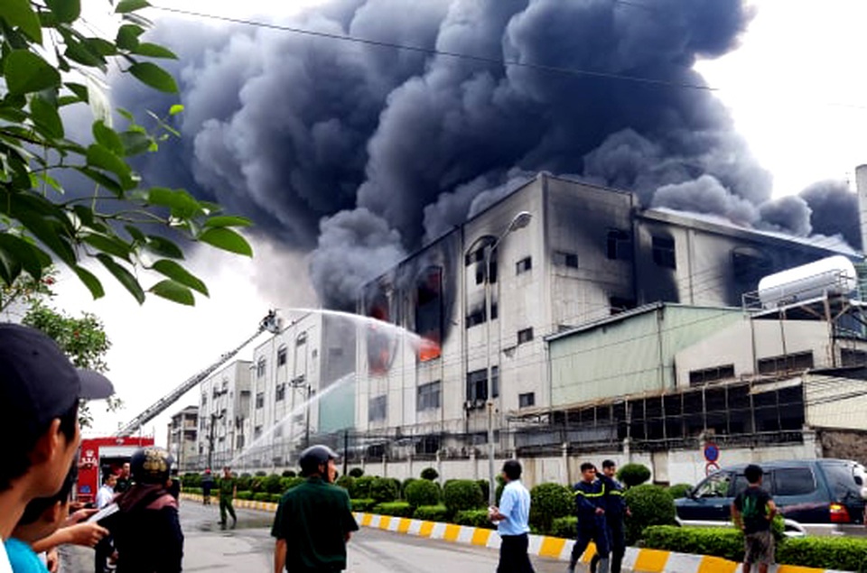 Hiện trường rực lửa vụ cháy kinh hoàng trong KCN Việt Hương - 4 Hiện trường rực lửa vụ cháy kinh hoàng trong KCN Việt Hương - 4