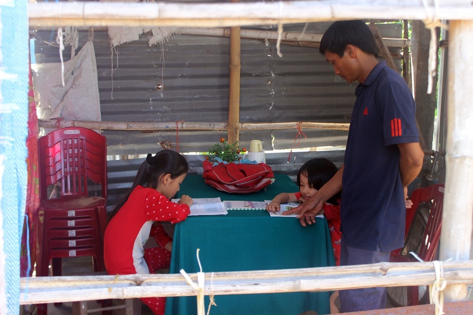 Vợ bỏ đi, người cha mắc bệnh lao nuôi 3 con thơ dại trong nhà tạm rách nát - 6 Vợ bỏ đi, người cha mắc bệnh lao nuôi 3 con thơ dại trong nhà tạm rách nát - 6