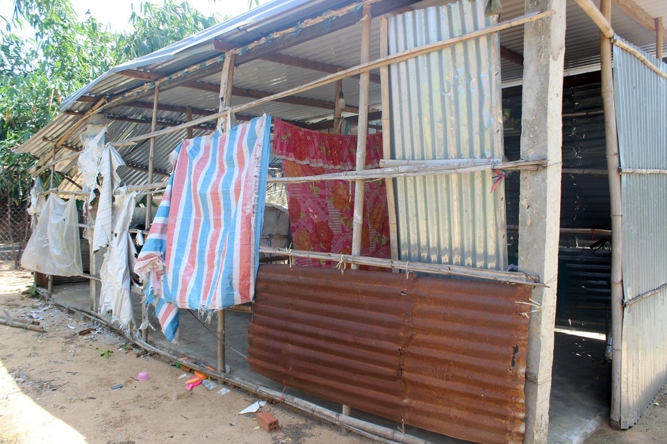 Vợ bỏ đi, người cha mắc bệnh lao nuôi 3 con thơ dại trong nhà tạm rách nát - 3 Vợ bỏ đi, người cha mắc bệnh lao nuôi 3 con thơ dại trong nhà tạm rách nát - 3