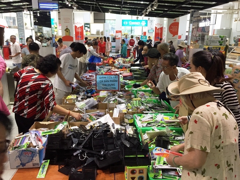 Siêu thị Auchan ngừng hoạt động, dân đổ xô đến gom hàng thanh lý - 10 Siêu thị Auchan ngừng hoạt động, dân đổ xô đến gom hàng thanh lý - 10