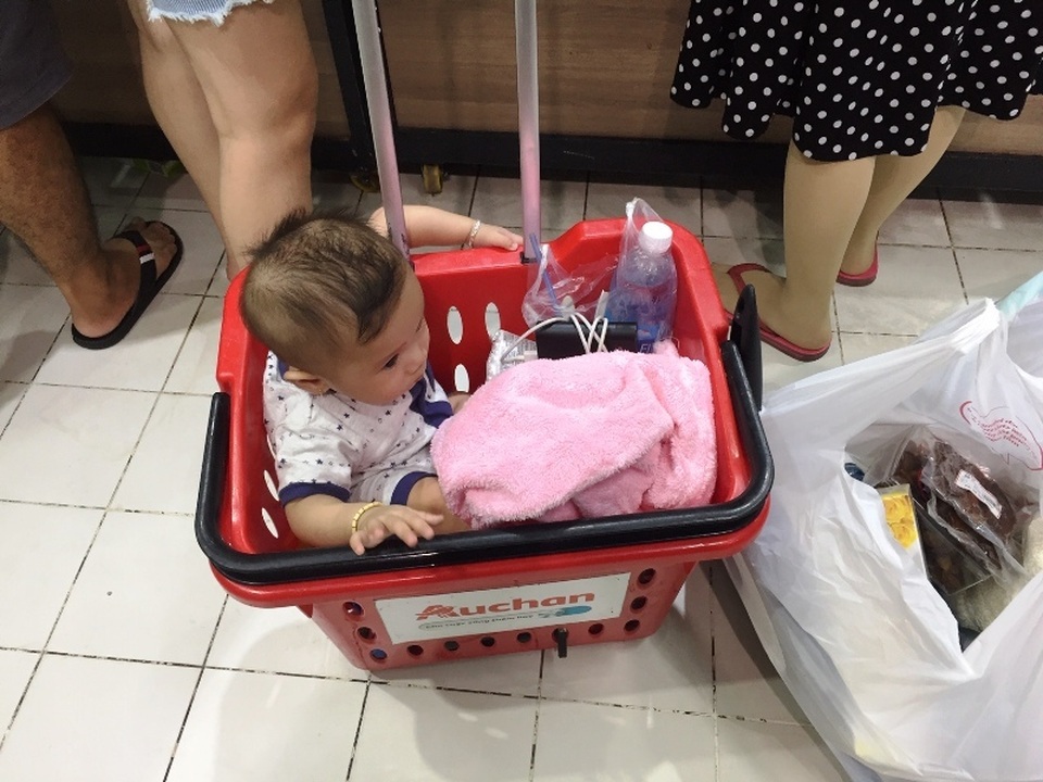 Siêu thị Auchan ngừng hoạt động, dân đổ xô đến gom hàng thanh lý - 9 Siêu thị Auchan ngừng hoạt động, dân đổ xô đến gom hàng thanh lý - 9