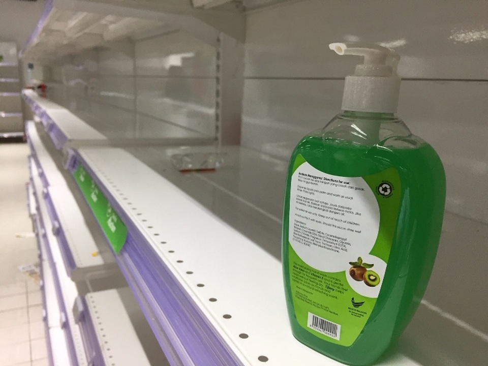 Siêu thị Auchan ngừng hoạt động, dân đổ xô đến gom hàng thanh lý - 11 Siêu thị Auchan ngừng hoạt động, dân đổ xô đến gom hàng thanh lý - 11