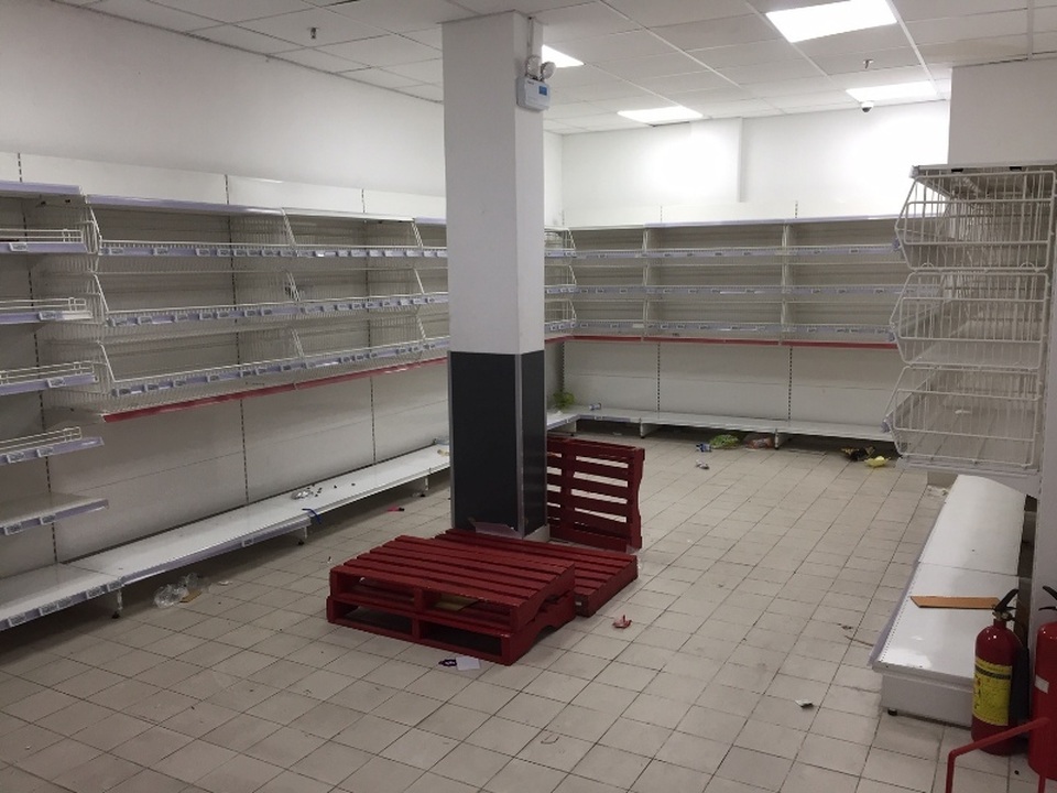 Siêu thị Auchan ngừng hoạt động, dân đổ xô đến gom hàng thanh lý - 12 Siêu thị Auchan ngừng hoạt động, dân đổ xô đến gom hàng thanh lý - 12