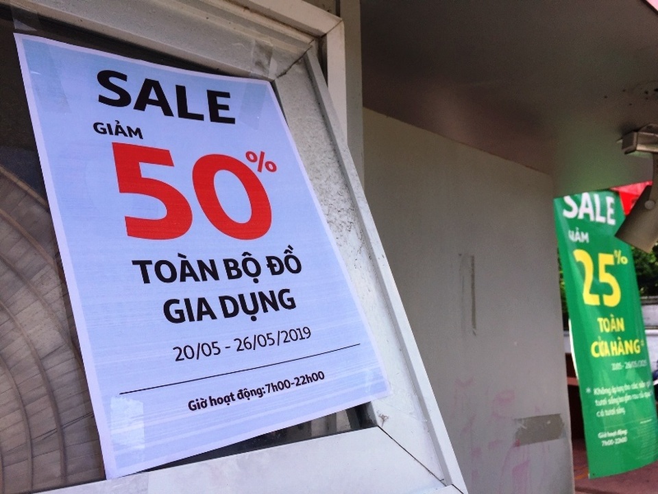 Siêu thị Auchan ngừng hoạt động, dân đổ xô đến gom hàng thanh lý - 3 Siêu thị Auchan ngừng hoạt động, dân đổ xô đến gom hàng thanh lý - 3