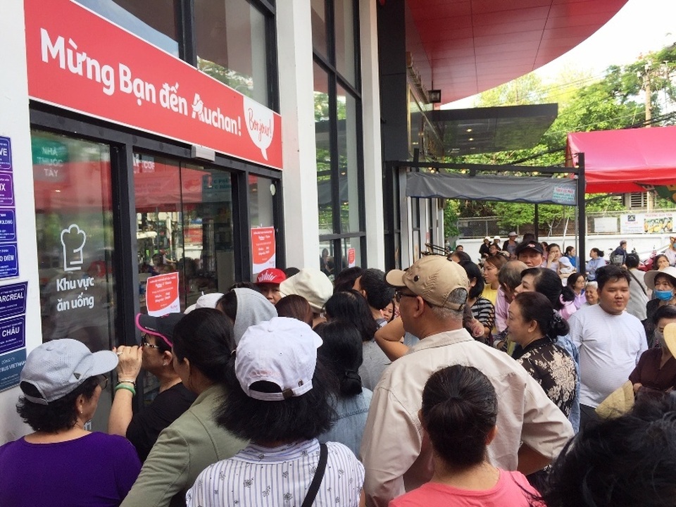 Siêu thị Auchan ngừng hoạt động, dân đổ xô đến gom hàng thanh lý - 5 Siêu thị Auchan ngừng hoạt động, dân đổ xô đến gom hàng thanh lý - 5