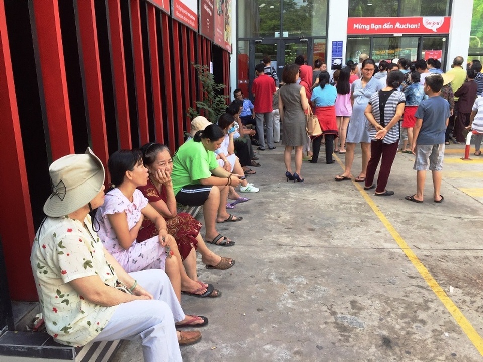 Siêu thị Auchan ngừng hoạt động, dân đổ xô đến gom hàng thanh lý - 2 Siêu thị Auchan ngừng hoạt động, dân đổ xô đến gom hàng thanh lý - 2