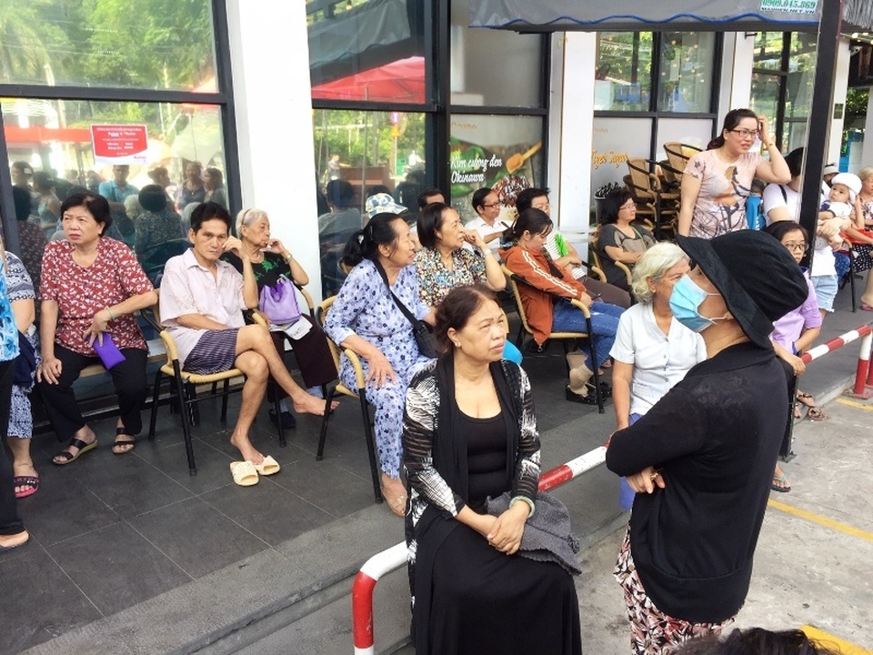 Siêu thị Auchan ngừng hoạt động, dân đổ xô đến gom hàng thanh lý - 4 Siêu thị Auchan ngừng hoạt động, dân đổ xô đến gom hàng thanh lý - 4