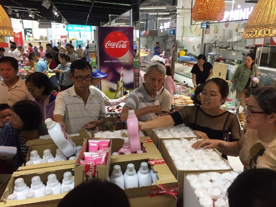 Siêu thị Auchan ngừng hoạt động, dân đổ xô đến gom hàng thanh lý - 6 Siêu thị Auchan ngừng hoạt động, dân đổ xô đến gom hàng thanh lý - 6