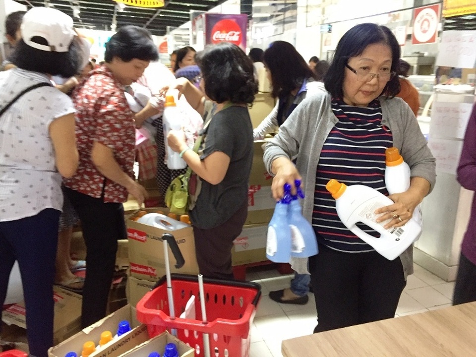 Siêu thị Auchan ngừng hoạt động, dân đổ xô đến gom hàng thanh lý - 7 Siêu thị Auchan ngừng hoạt động, dân đổ xô đến gom hàng thanh lý - 7