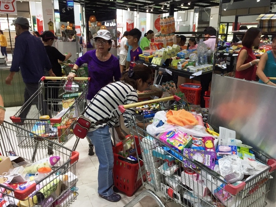 Siêu thị Auchan ngừng hoạt động, dân đổ xô đến gom hàng thanh lý - 8 Siêu thị Auchan ngừng hoạt động, dân đổ xô đến gom hàng thanh lý - 8