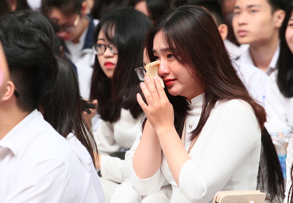 Giọt nước mắt học trò tuôn rơi ngày chia xa mái trường dấu yêu... - 1 Giọt nước mắt học trò tuôn rơi ngày chia xa mái trường dấu yêu... - 1