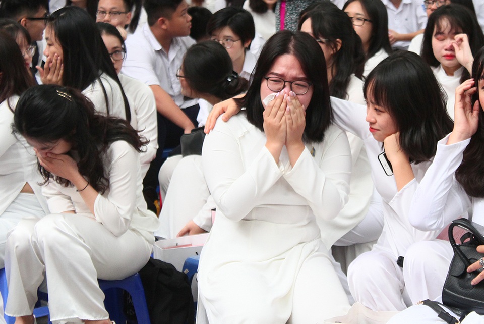 Giọt nước mắt học trò tuôn rơi ngày chia xa mái trường dấu yêu... - 4 Giọt nước mắt học trò tuôn rơi ngày chia xa mái trường dấu yêu... - 4