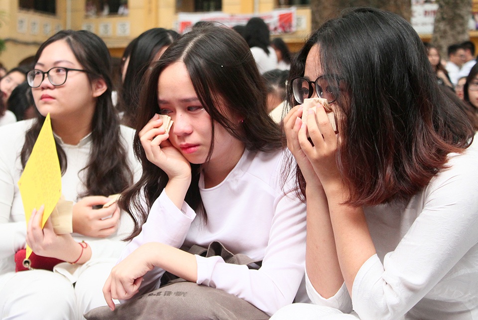 Giọt nước mắt học trò tuôn rơi ngày chia xa mái trường dấu yêu... - 3 Giọt nước mắt học trò tuôn rơi ngày chia xa mái trường dấu yêu... - 3