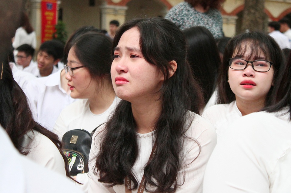 Giọt nước mắt học trò tuôn rơi ngày chia xa mái trường dấu yêu... - 5 Giọt nước mắt học trò tuôn rơi ngày chia xa mái trường dấu yêu... - 5