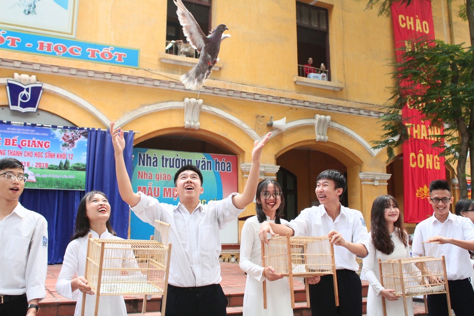 Giọt nước mắt học trò tuôn rơi ngày chia xa mái trường dấu yêu... - 10 Giọt nước mắt học trò tuôn rơi ngày chia xa mái trường dấu yêu... - 10