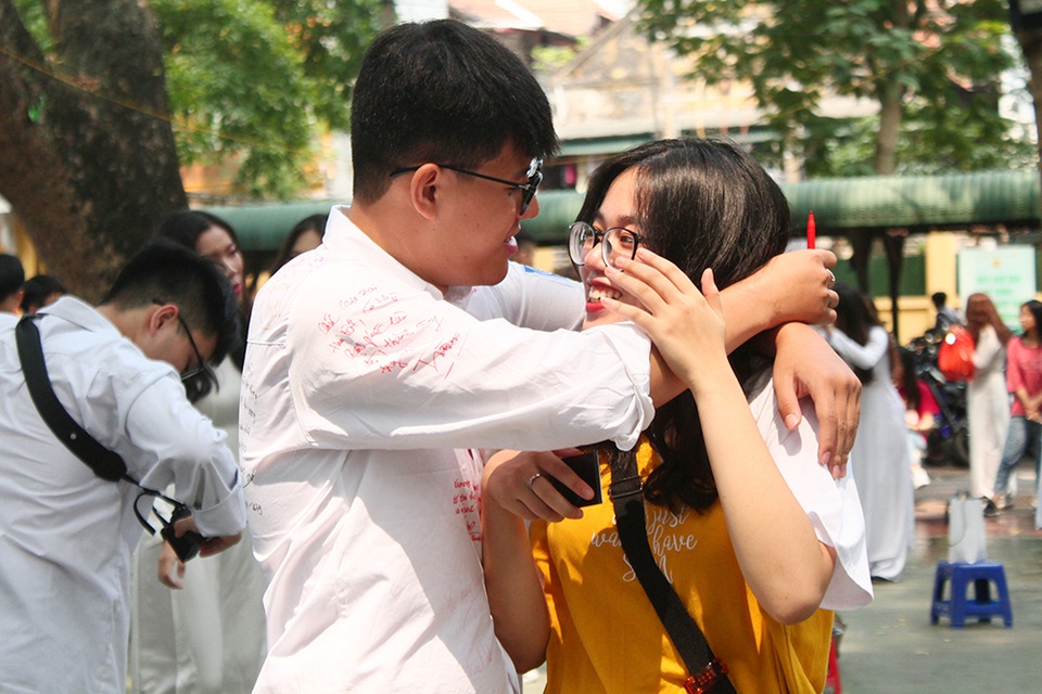 Giọt nước mắt học trò tuôn rơi ngày chia xa mái trường dấu yêu... - 9 Giọt nước mắt học trò tuôn rơi ngày chia xa mái trường dấu yêu... - 9