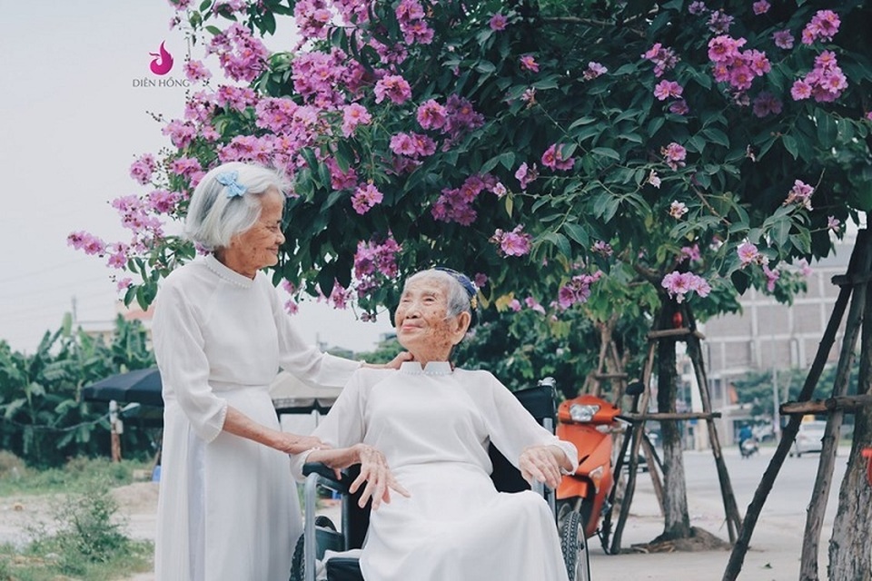 Bộ ảnh ý nghĩa về tình bạn vượt thời gian của hai cụ bà tóc bạc trắng - 1