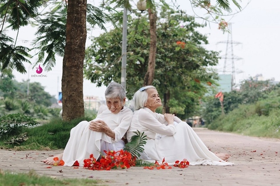 Bộ ảnh ý nghĩa về tình bạn vượt thời gian của hai cụ bà tóc bạc trắng - 2