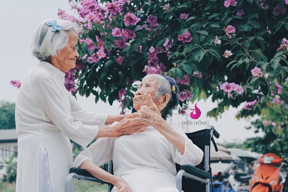 Bộ ảnh ý nghĩa về tình bạn vượt thời gian của hai cụ bà tóc bạc trắng - 3