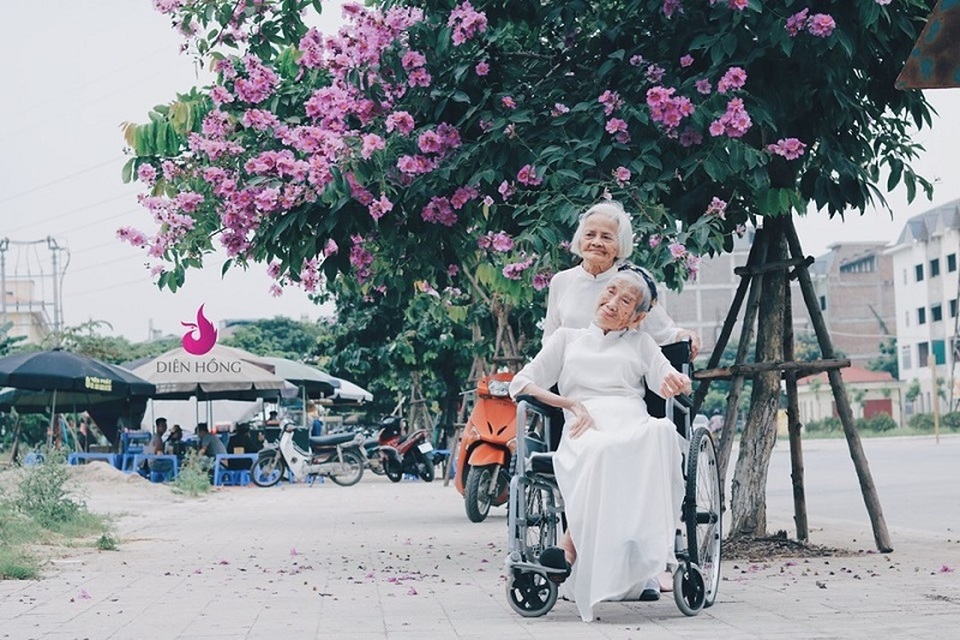 Bộ ảnh ý nghĩa về tình bạn vượt thời gian của hai cụ bà tóc bạc trắng - 4