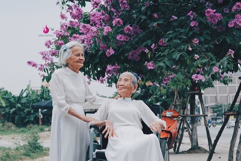 Bộ ảnh ý nghĩa về tình bạn vượt thời gian của hai cụ bà tóc bạc trắng - 6