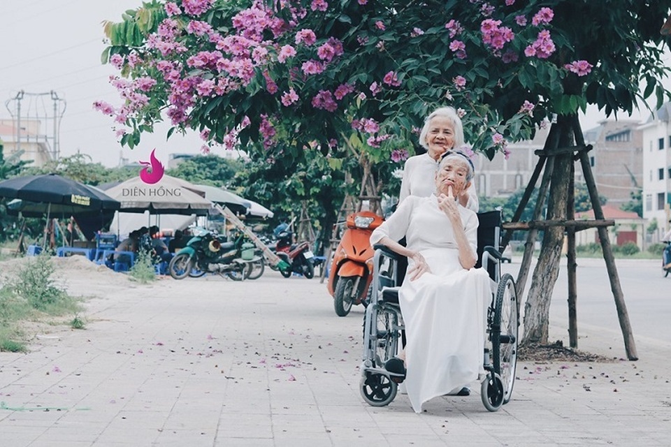 Bộ ảnh ý nghĩa về tình bạn vượt thời gian của hai cụ bà tóc bạc trắng - 7