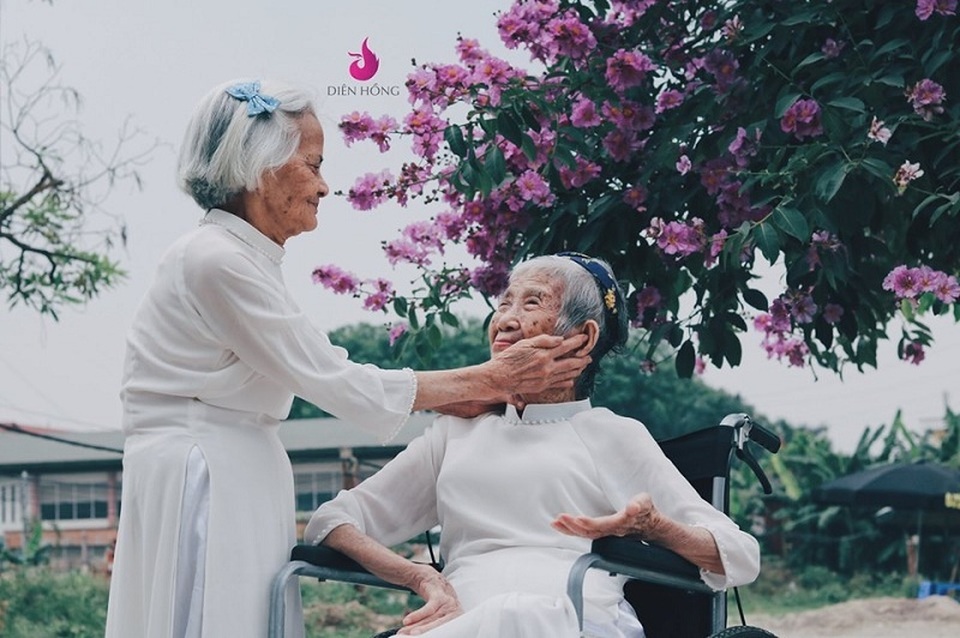 Bộ ảnh ý nghĩa về tình bạn vượt thời gian của hai cụ bà tóc bạc trắng - 8