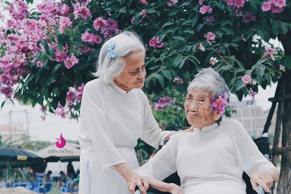 Bộ ảnh ý nghĩa về tình bạn vượt thời gian của hai cụ bà tóc bạc trắng - 9