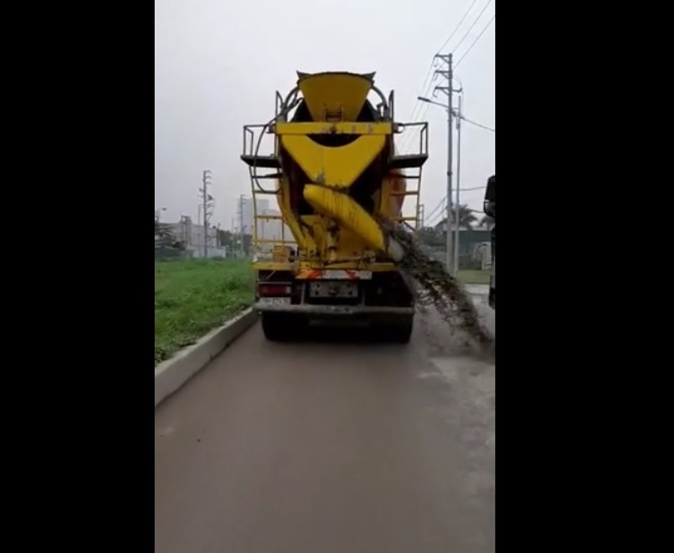 Xe chở vật liệu xây dựng bị chấn chỉnh sau phản ánh của Báo Dân trí - 1 Xe chở vật liệu xây dựng bị chấn chỉnh sau phản ánh của Báo Dân trí - 1