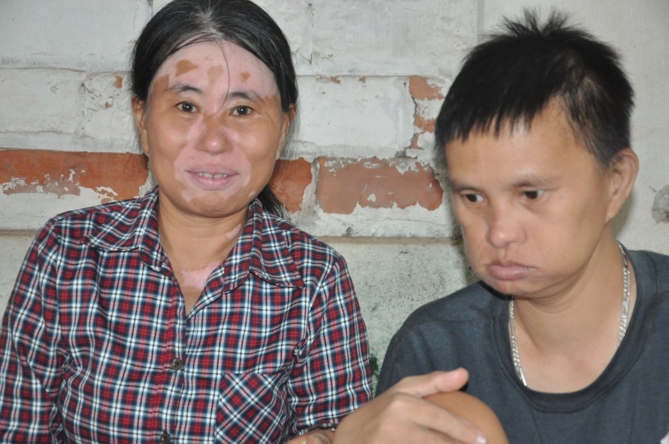 Khuôn mặt lạ của chị Đặm điếc rạng ngời khi được bạn đọc Dân trí quan tâm giúp đỡ hơn 50 triệu đồng - 3 Khuôn mặt lạ của chị Đặm điếc rạng ngời khi được bạn đọc Dân trí quan tâm giúp đỡ hơn 50 triệu đồng - 3