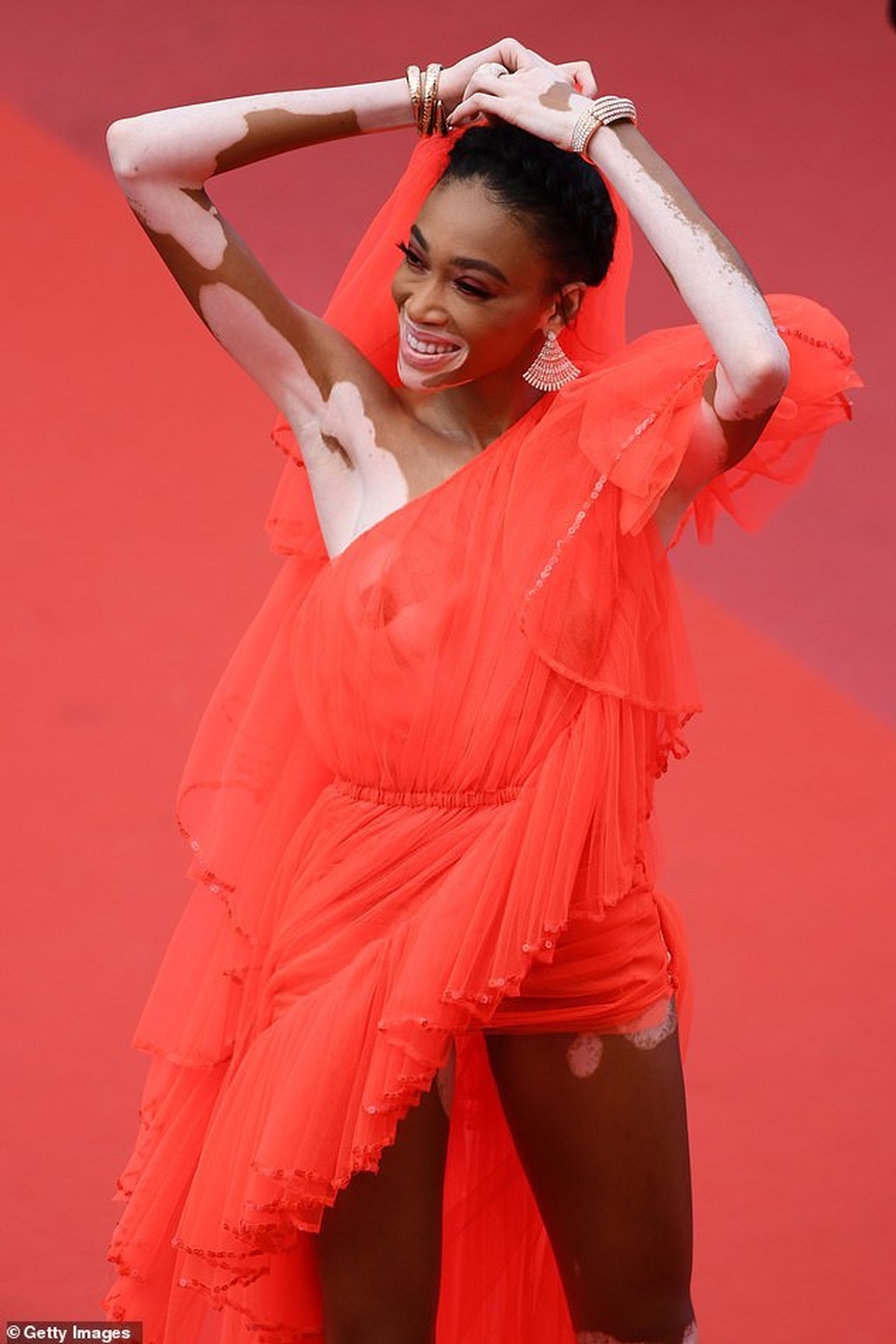 Winnie Harlow gặp sự cố trên thảm đỏ Cannes vì váy quá ngắn - 9 Winnie Harlow gặp sự cố trên thảm đỏ Cannes vì váy quá ngắn - 9