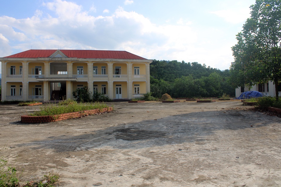 Xót xa trường học hơn 16 tỷ đồng chỉ làm nơi... phơi rơm, nuôi gà! - 2 Xót xa trường học hơn 16 tỷ đồng chỉ làm nơi... phơi rơm, nuôi gà! - 2
