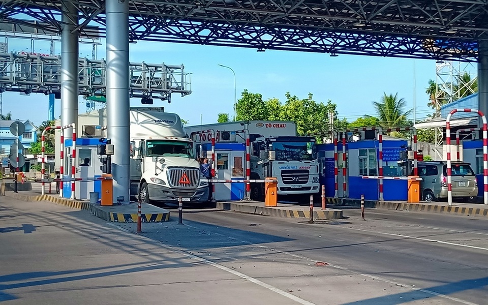 Tài xế phản đối trạm BOT T2, chặn lối lên cầu Vàm Cống - 2 Tài xế phản đối trạm BOT T2, chặn lối lên cầu Vàm Cống - 2