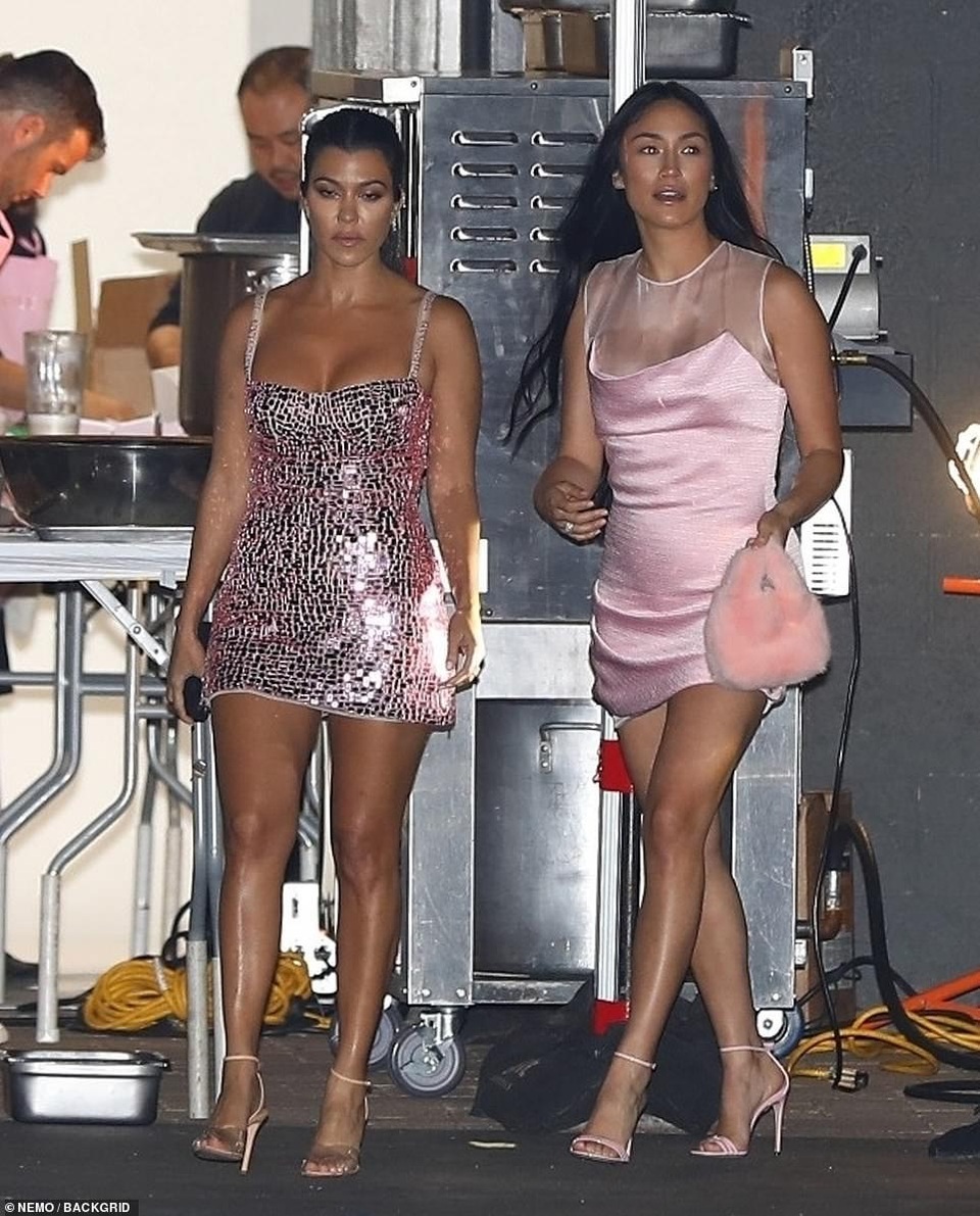 Kylie Jenner bốc lửa ra mắt mỹ phẩm mới - 6 Kylie Jenner bốc lửa ra mắt mỹ phẩm mới - 6