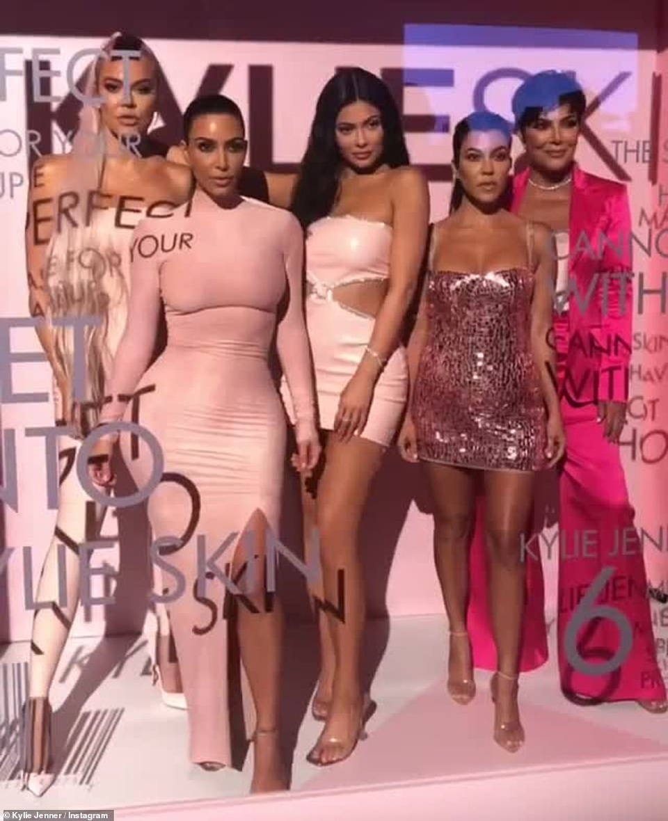 Kylie Jenner bốc lửa ra mắt mỹ phẩm mới - 1 Kylie Jenner bốc lửa ra mắt mỹ phẩm mới - 1