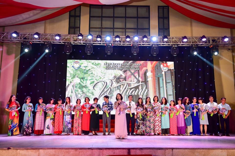 Nữ sinh trường Chu Văn An xinh đẹp lộng lẫy trong lễ trưởng thành - 1 Nữ sinh trường Chu Văn An xinh đẹp lộng lẫy trong lễ trưởng thành - 1