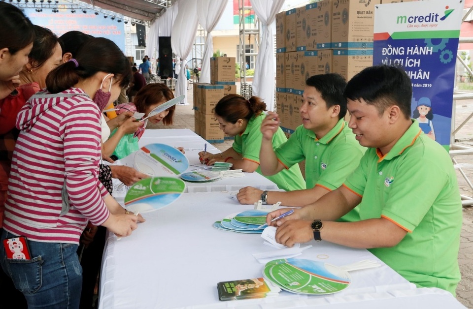 Mcredit đồng hành cùng công nhân ba miền - 4