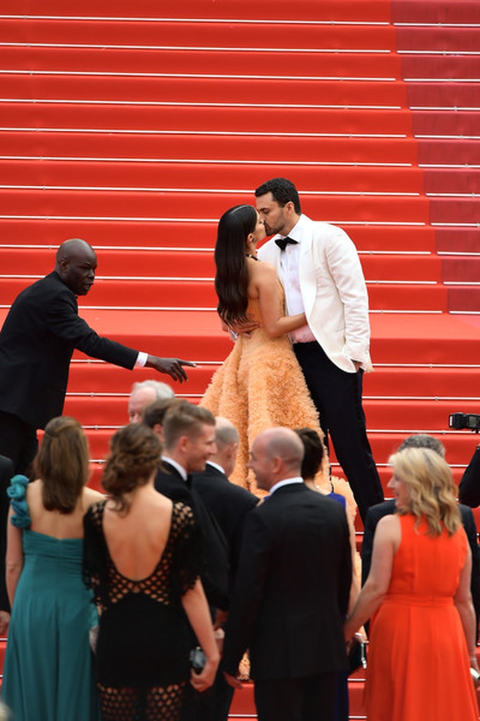 Thiên thần nội y Sara Sampaio tình tứ hôn bạn trai trên thảm đỏ Cannes - 11 Thiên thần nội y Sara Sampaio tình tứ hôn bạn trai trên thảm đỏ Cannes - 11